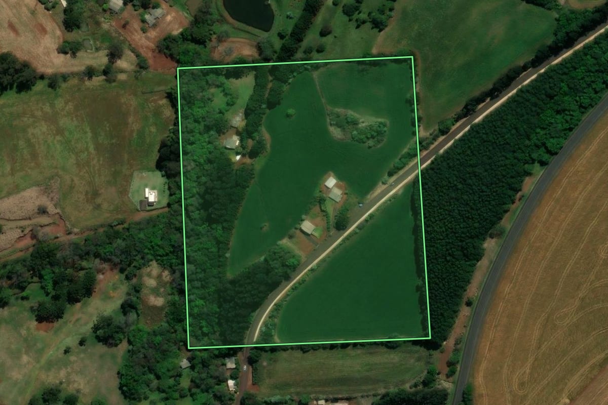Imagem de satélite do imóvel rural em Coronel Vivida (PR), com o contorno declarado no CAR desenhado por cima.