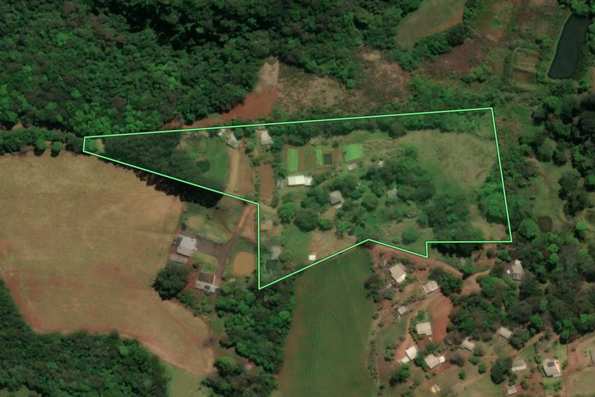 Imagem de satélite do imóvel rural em Coronel Vivida (PR), com o contorno declarado no CAR desenhado por cima.