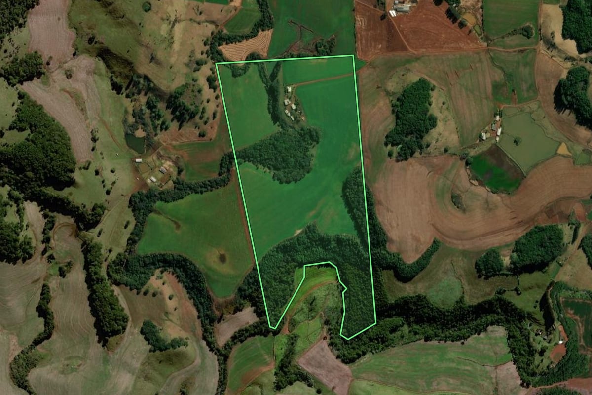 Imagem de satélite do imóvel rural em Coronel Vivida (PR), com o contorno declarado no CAR desenhado por cima.