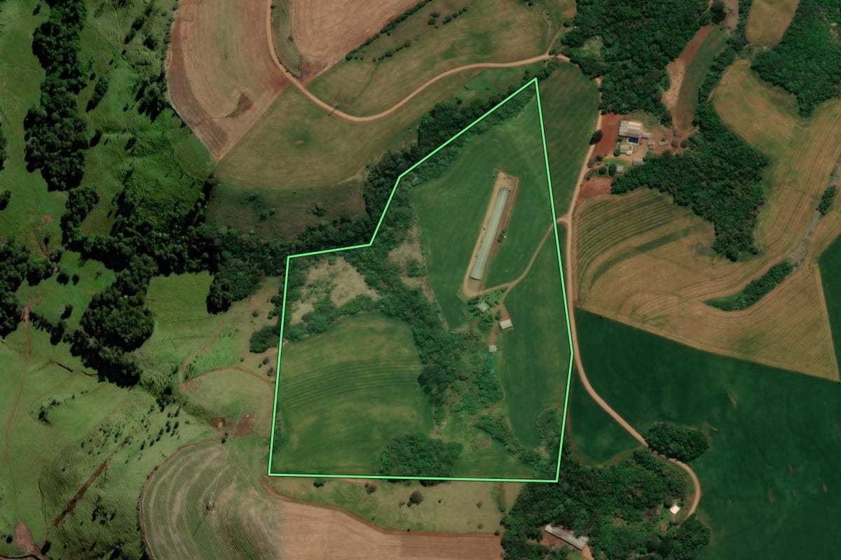 Imagem de satélite do imóvel rural em Coronel Vivida (PR), com o contorno declarado no CAR desenhado por cima.