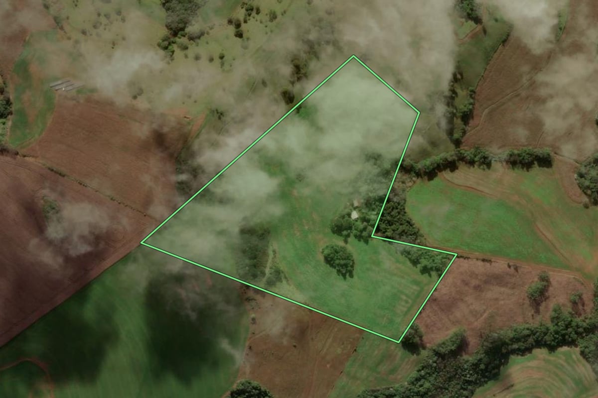 Imagem de satélite do imóvel rural em Coronel Vivida (PR), com o contorno declarado no CAR desenhado por cima.