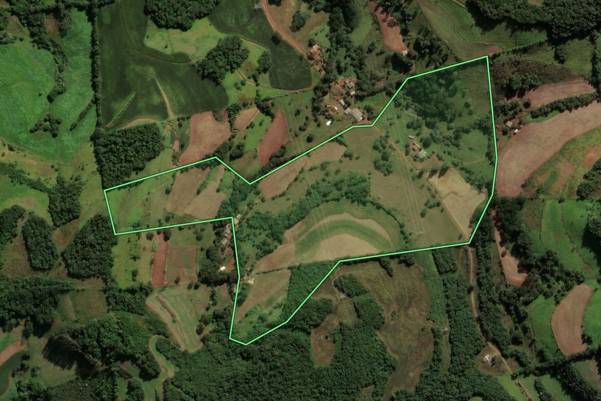 Imagem de satélite do imóvel rural em Coronel Vivida (PR), com o contorno declarado no CAR desenhado por cima.