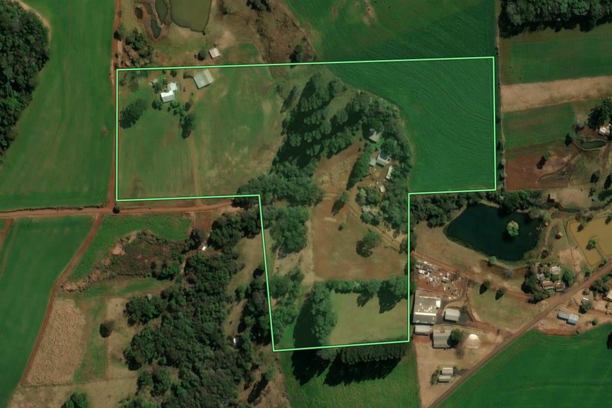 Imagem de satélite do imóvel rural em Coronel Vivida (PR), com o contorno declarado no CAR desenhado por cima.