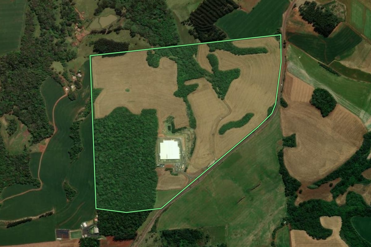 Imagem de satélite do imóvel rural em Coronel Vivida (PR), com o contorno declarado no CAR desenhado por cima.