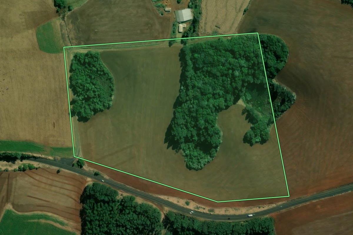 Imagem de satélite do imóvel rural em Coronel Vivida (PR), com o contorno declarado no CAR desenhado por cima.