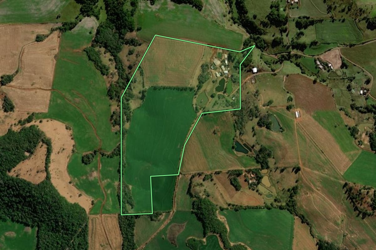 Imagem de satélite do imóvel rural em Coronel Vivida (PR), com o contorno declarado no CAR desenhado por cima.