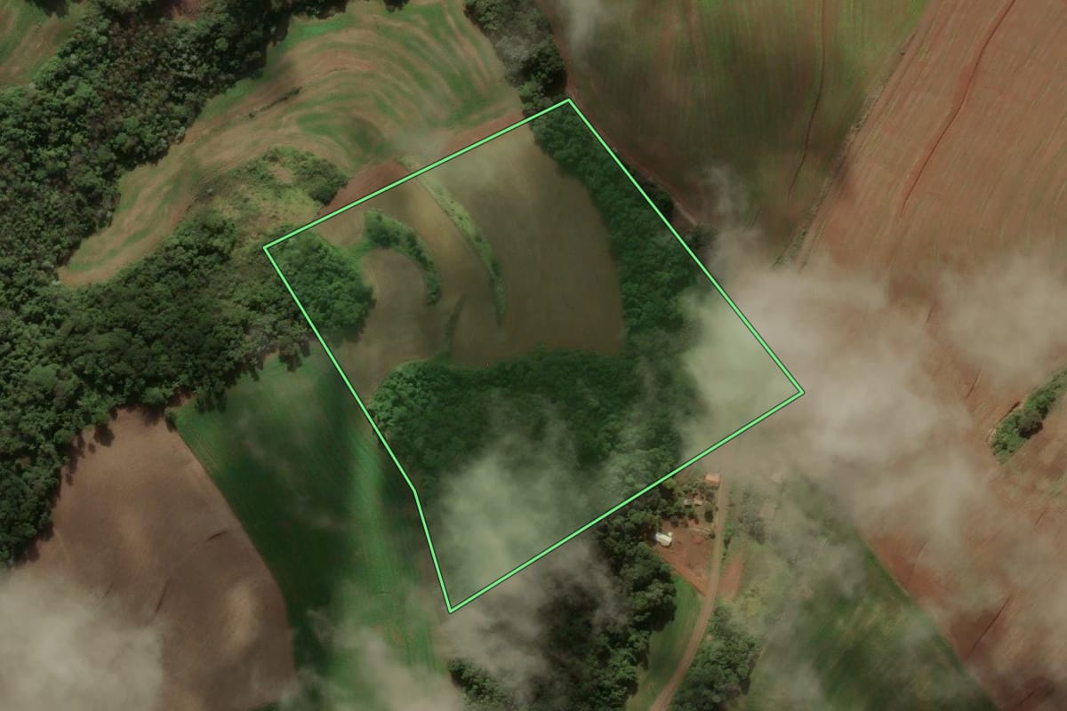 Imagem de satélite do imóvel rural em Coronel Vivida (PR), com o contorno declarado no CAR desenhado por cima.