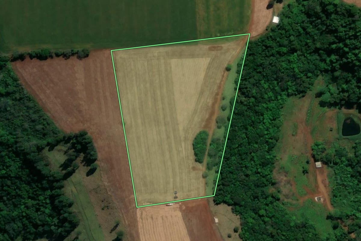 Imagem de satélite do imóvel rural em Coronel Vivida (PR), com o contorno declarado no CAR desenhado por cima.
