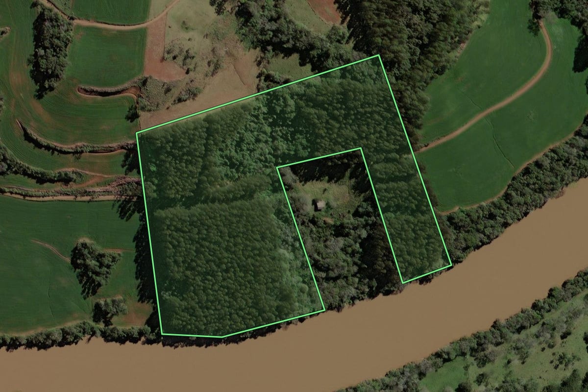 Imagem de satélite do imóvel rural em Coronel Vivida (PR), com o contorno declarado no CAR desenhado por cima.