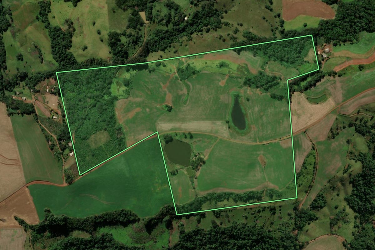 Imagem de satélite do imóvel rural em Coronel Vivida (PR), com o contorno declarado no CAR desenhado por cima.