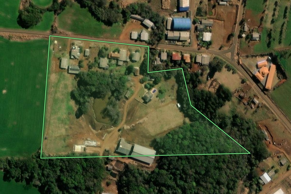 Imagem de satélite do imóvel rural em Coronel Vivida (PR), com o contorno declarado no CAR desenhado por cima.