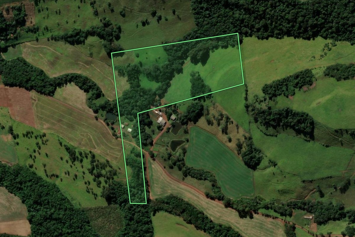 Imagem de satélite do imóvel rural em Coronel Vivida (PR), com o contorno declarado no CAR desenhado por cima.