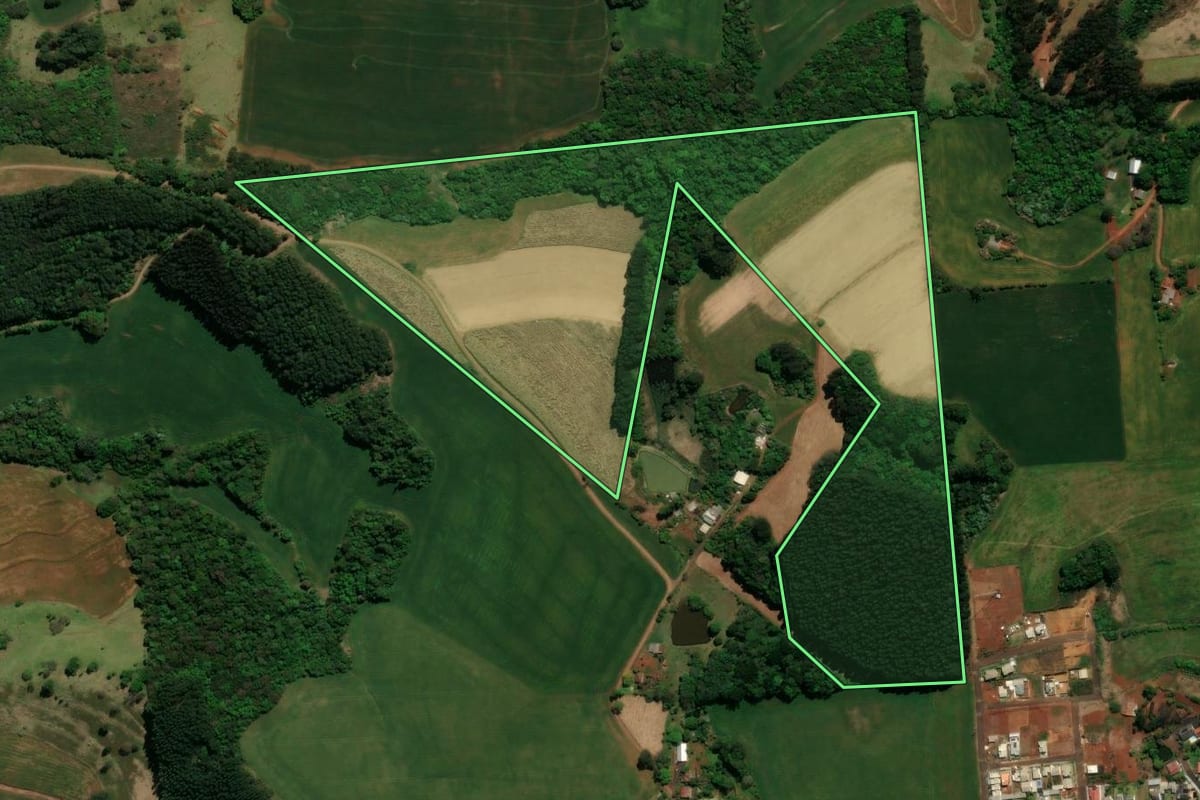 Imagem de satélite do imóvel rural em Coronel Vivida (PR), com o contorno declarado no CAR desenhado por cima.