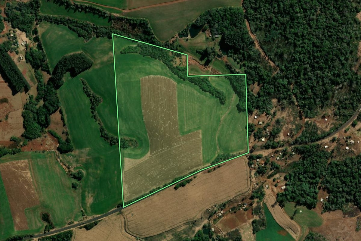 Imagem de satélite do imóvel rural em Coronel Vivida (PR), com o contorno declarado no CAR desenhado por cima.