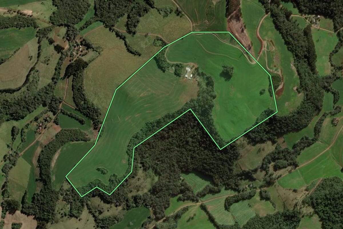 Imagem de satélite do imóvel rural em Coronel Vivida (PR), com o contorno declarado no CAR desenhado por cima.