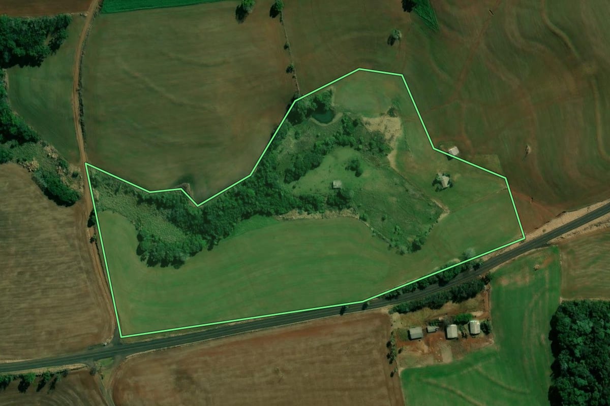 Imagem de satélite do imóvel rural em Coronel Vivida (PR), com o contorno declarado no CAR desenhado por cima.
