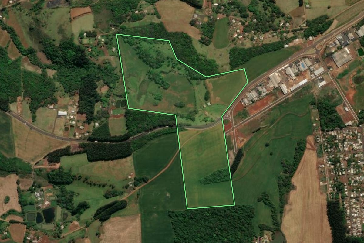 Imagem de satélite do imóvel rural em Coronel Vivida (PR), com o contorno declarado no CAR desenhado por cima.