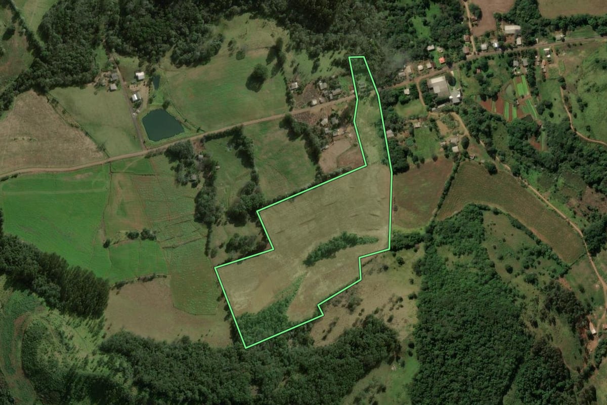 Imagem de satélite do imóvel rural em Coronel Vivida (PR), com o contorno declarado no CAR desenhado por cima.