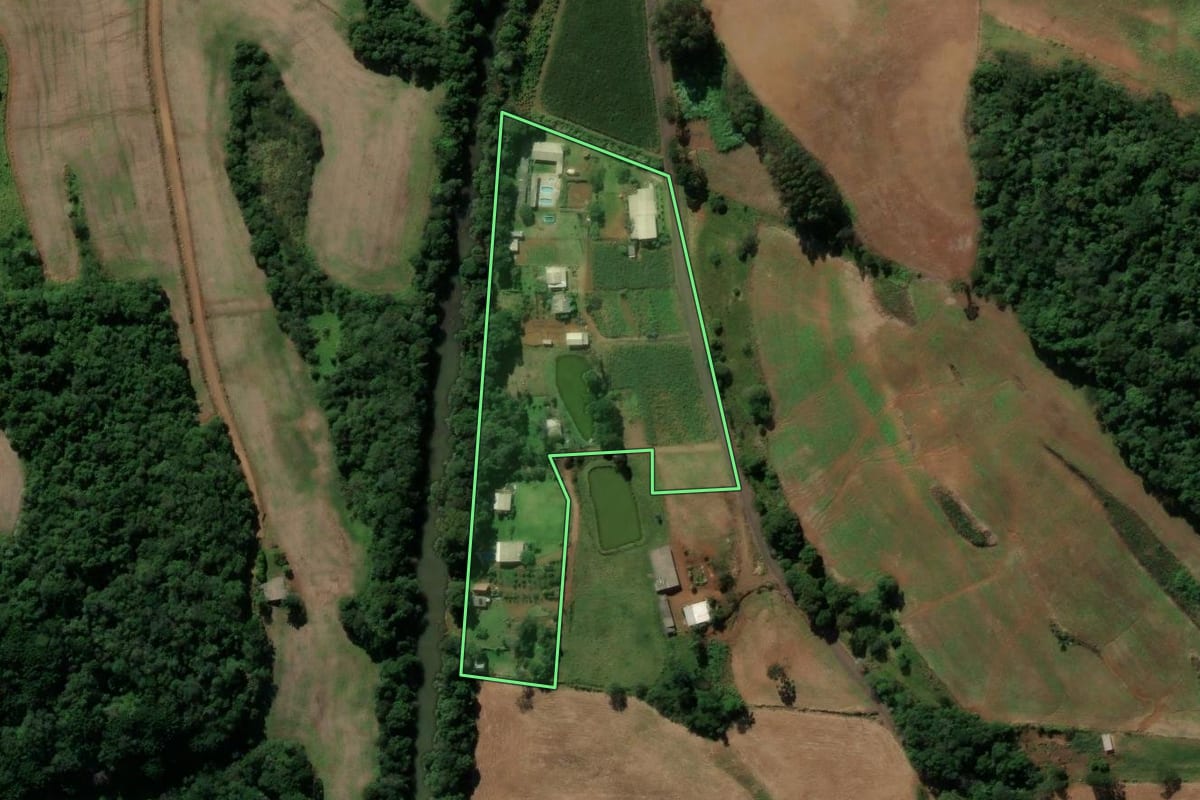 Imagem de satélite do imóvel rural em Coronel Vivida (PR), com o contorno declarado no CAR desenhado por cima.
