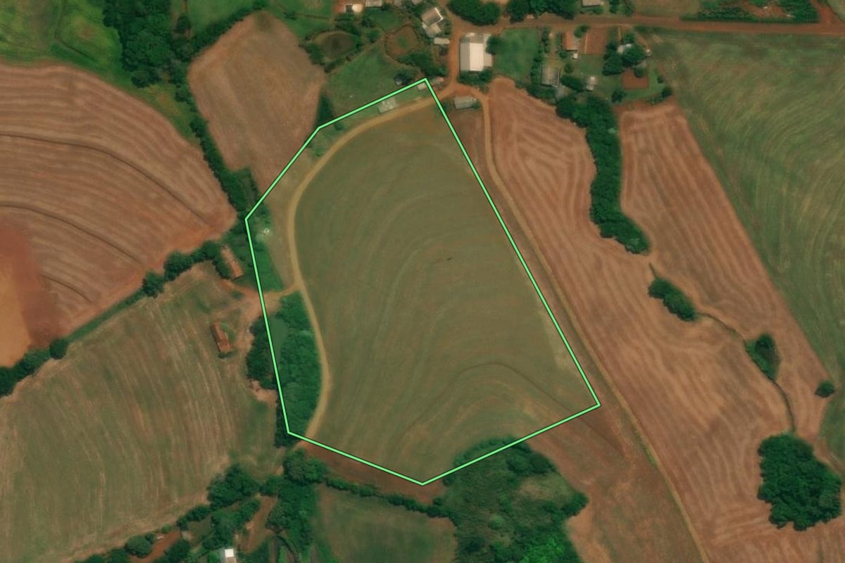 Imagem de satélite do imóvel rural em Coronel Vivida (PR), com o contorno declarado no CAR desenhado por cima.