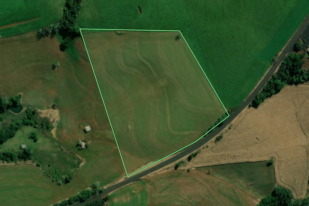 Imagem de satélite do imóvel rural em Coronel Vivida (PR), com o contorno declarado no CAR desenhado por cima.
