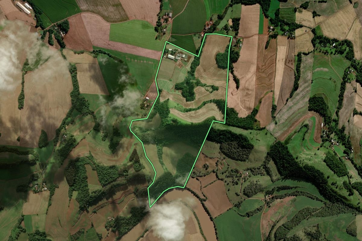 Imagem de satélite do imóvel rural em Coronel Vivida (PR), com o contorno declarado no CAR desenhado por cima.