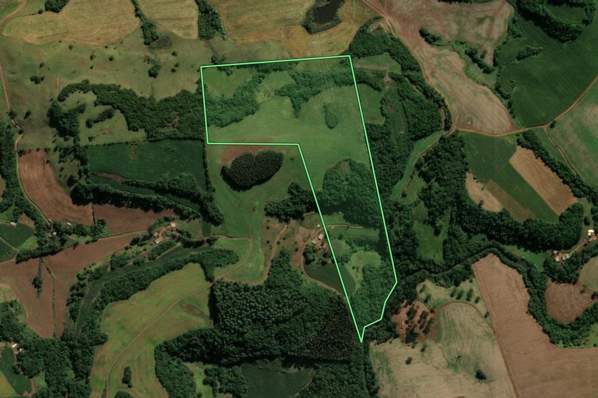 Imagem de satélite do imóvel rural em Coronel Vivida (PR), com o contorno declarado no CAR desenhado por cima.