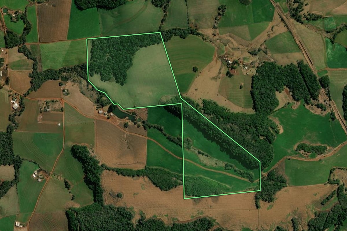 Imagem de satélite do imóvel rural em Coronel Vivida (PR), com o contorno declarado no CAR desenhado por cima.