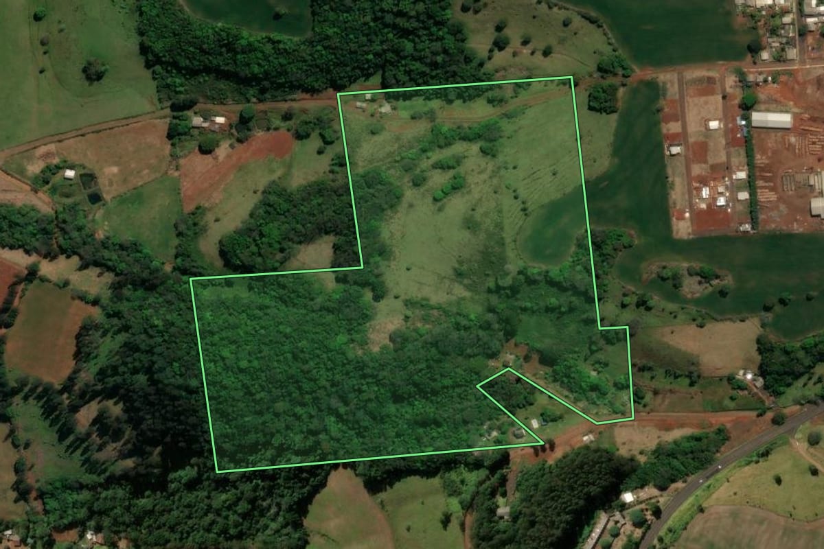 Imagem de satélite do imóvel rural em Coronel Vivida (PR), com o contorno declarado no CAR desenhado por cima.