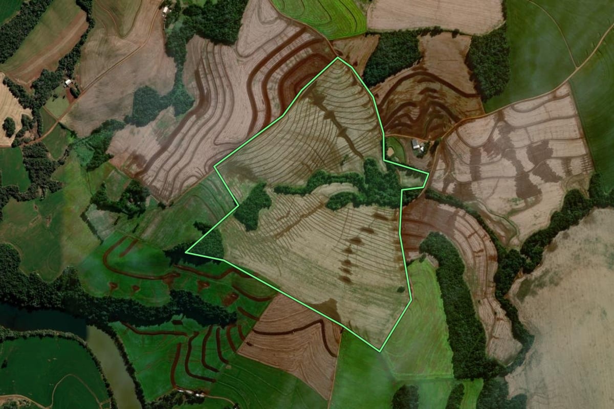 Imagem de satélite do imóvel rural em Coronel Vivida (PR), com o contorno declarado no CAR desenhado por cima.