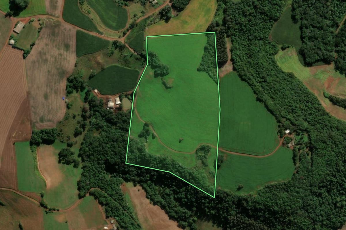 Imagem de satélite do imóvel rural em Coronel Vivida (PR), com o contorno declarado no CAR desenhado por cima.