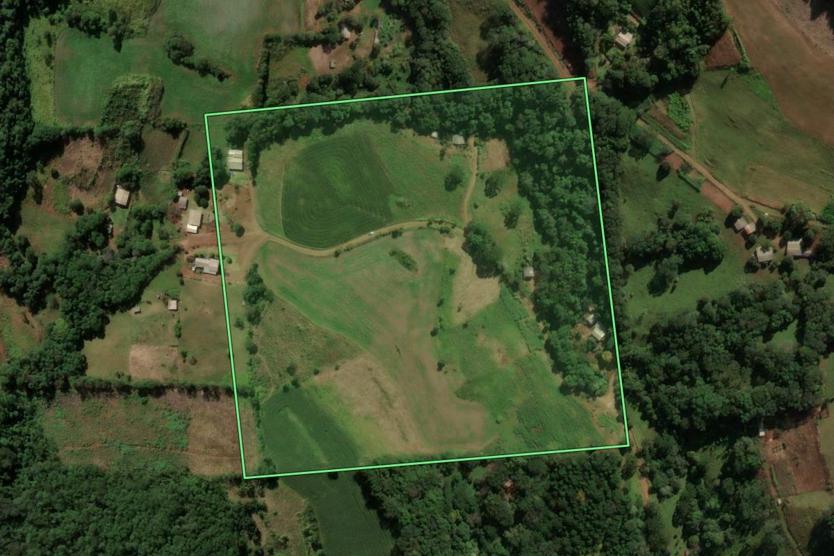 Imagem de satélite do imóvel rural em Coronel Vivida (PR), com o contorno declarado no CAR desenhado por cima.