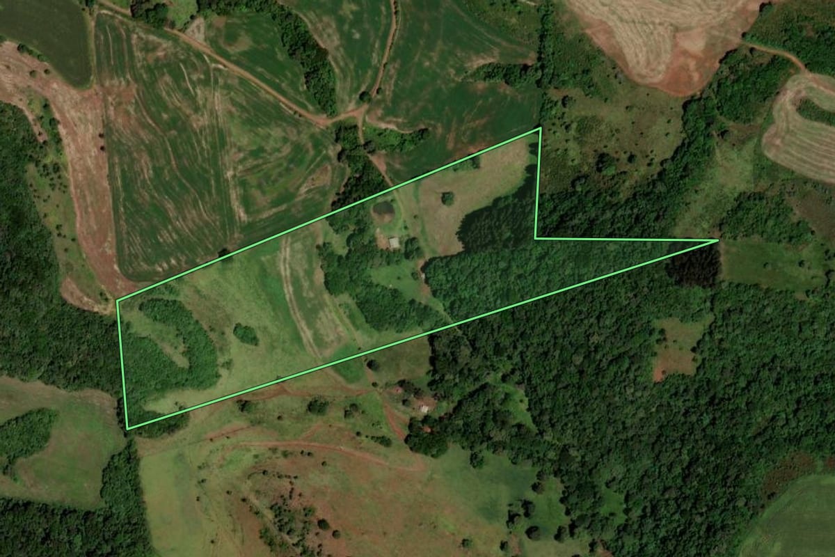 Imagem de satélite do imóvel rural em Coronel Vivida (PR), com o contorno declarado no CAR desenhado por cima.