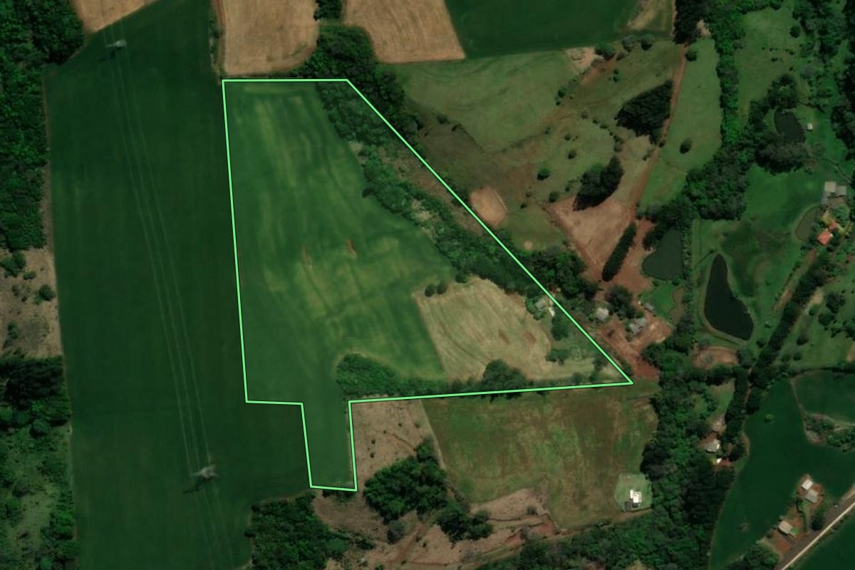 Imagem de satélite do imóvel rural em Coronel Vivida (PR), com o contorno declarado no CAR desenhado por cima.