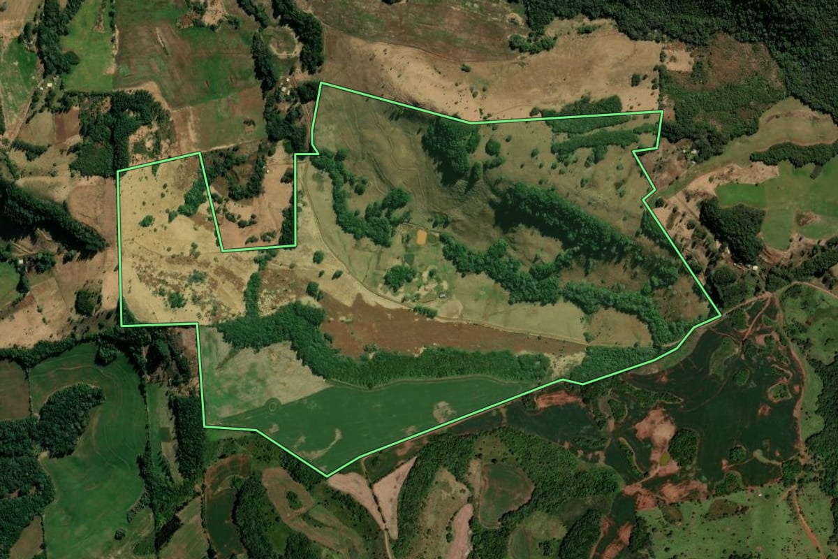 Imagem de satélite do imóvel rural em Coronel Vivida (PR), com o contorno declarado no CAR desenhado por cima.