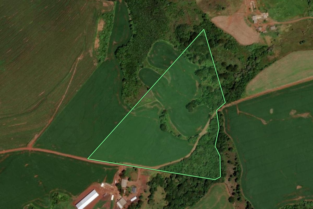 Imagem de satélite do imóvel rural em Coronel Vivida (PR), com o contorno declarado no CAR desenhado por cima.