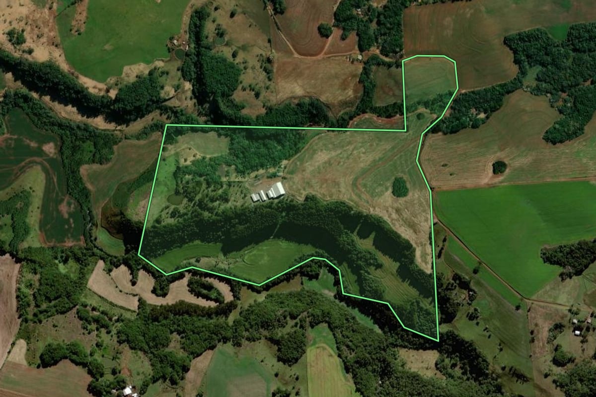 Imagem de satélite do imóvel rural em Coronel Vivida (PR), com o contorno declarado no CAR desenhado por cima.