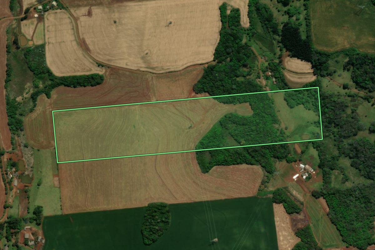 Imagem de satélite do imóvel rural em Coronel Vivida (PR), com o contorno declarado no CAR desenhado por cima.
