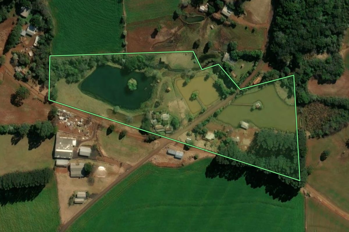 Imagem de satélite do imóvel rural em Coronel Vivida (PR), com o contorno declarado no CAR desenhado por cima.