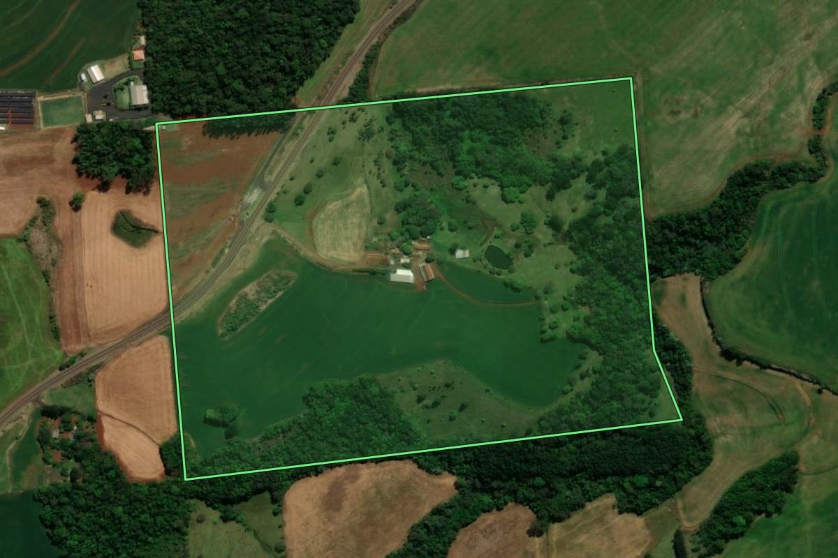 Imagem de satélite do imóvel rural em Coronel Vivida (PR), com o contorno declarado no CAR desenhado por cima.