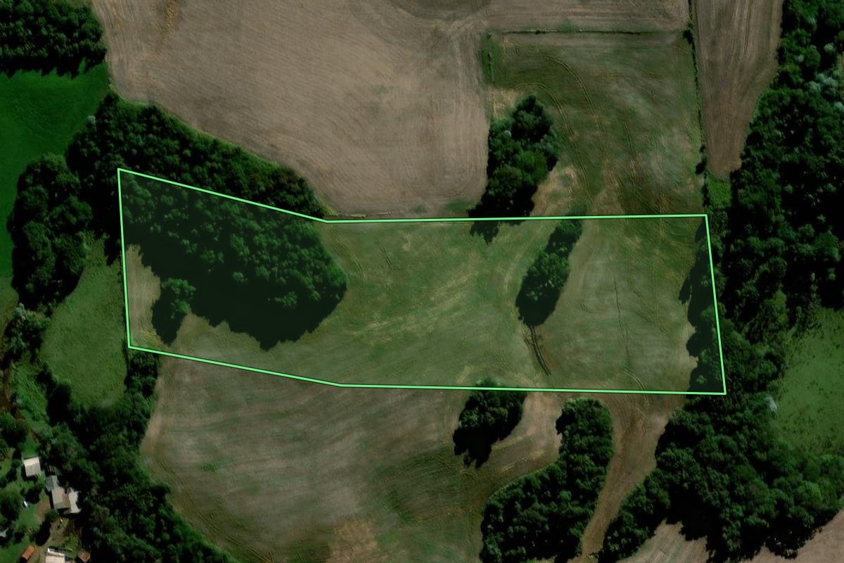 Imagem de satélite do imóvel rural em Coronel Vivida (PR), com o contorno declarado no CAR desenhado por cima.