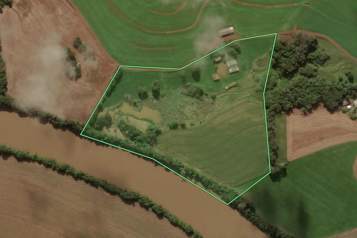 Imagem de satélite do imóvel rural em Coronel Vivida (PR), com o contorno declarado no CAR desenhado por cima.
