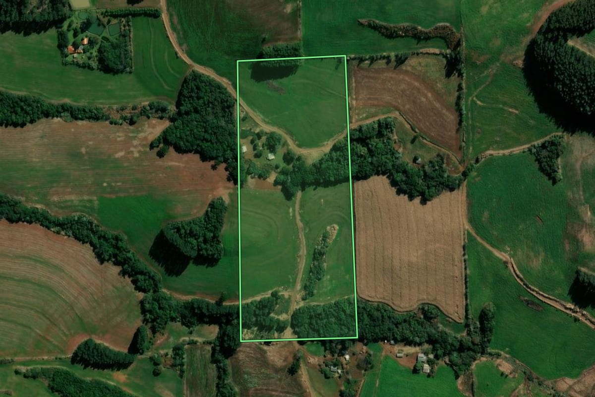 Imagem de satélite do imóvel rural em Coronel Vivida (PR), com o contorno declarado no CAR desenhado por cima.