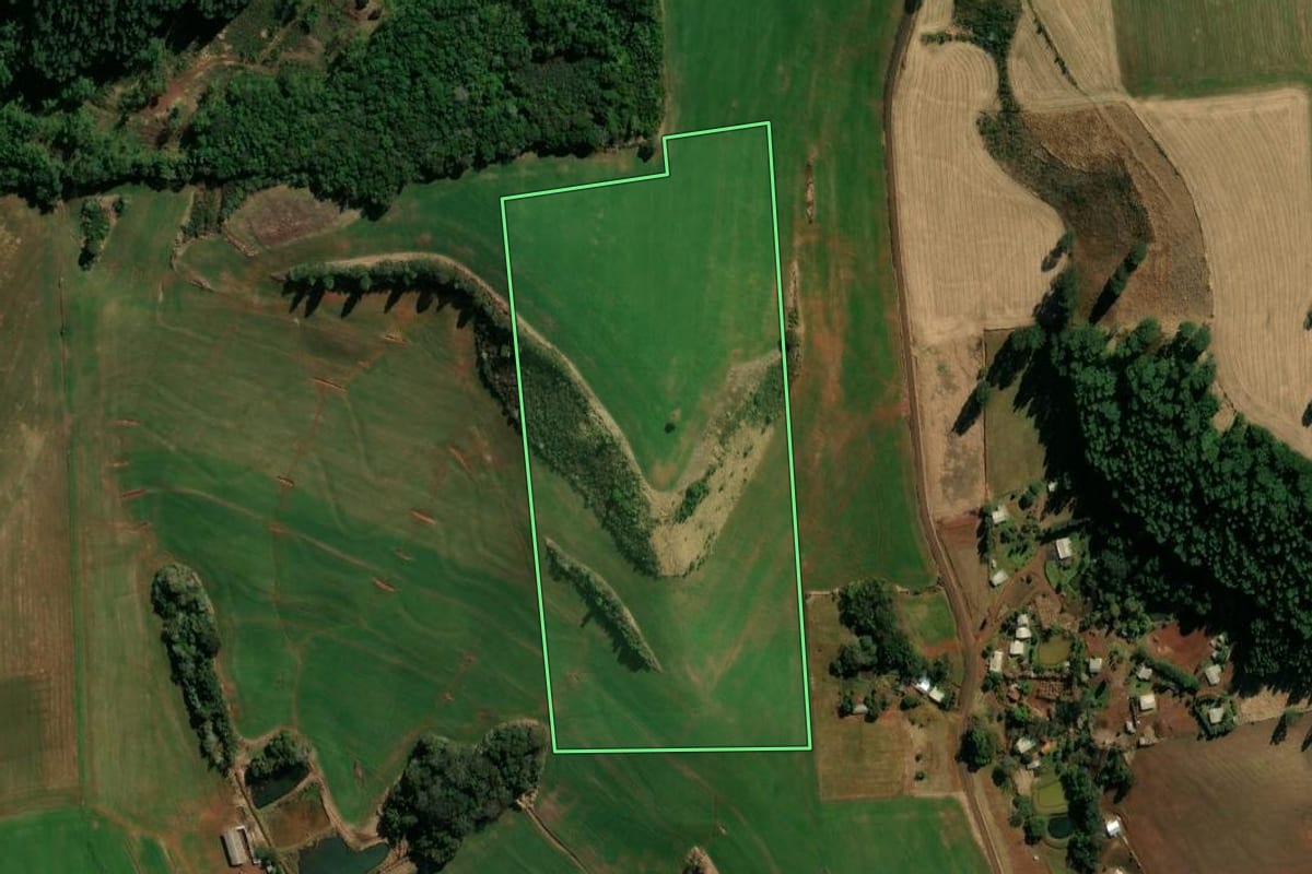 Imagem de satélite do imóvel rural em Coronel Vivida (PR), com o contorno declarado no CAR desenhado por cima.