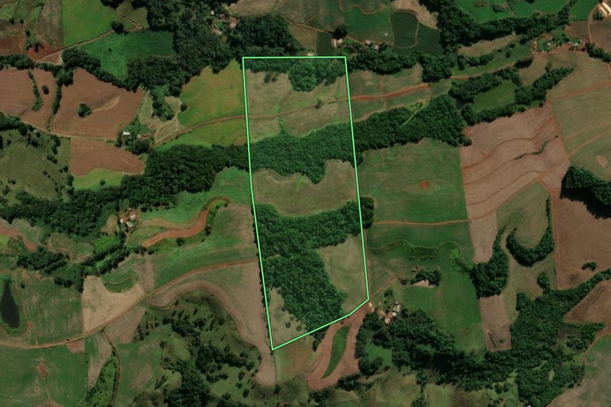 Imagem de satélite do imóvel rural em Coronel Vivida (PR), com o contorno declarado no CAR desenhado por cima.