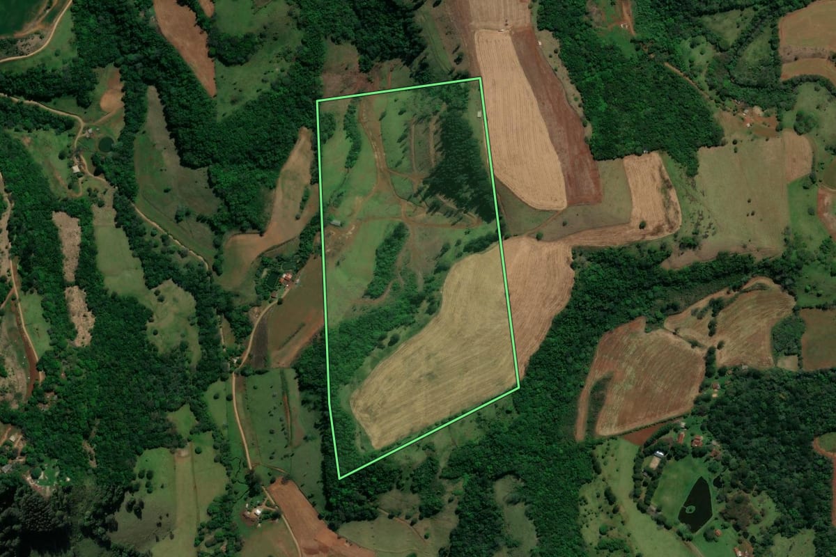 Imagem de satélite do imóvel rural em Coronel Vivida (PR), com o contorno declarado no CAR desenhado por cima.