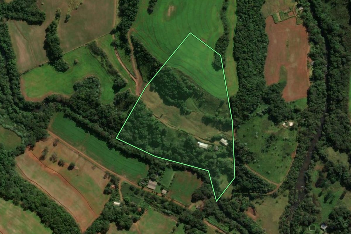 Imagem de satélite do imóvel rural em Coronel Vivida (PR), com o contorno declarado no CAR desenhado por cima.