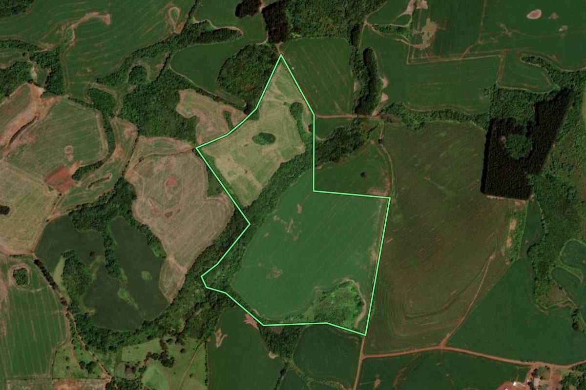 Imagem de satélite do imóvel rural em Coronel Vivida (PR), com o contorno declarado no CAR desenhado por cima.