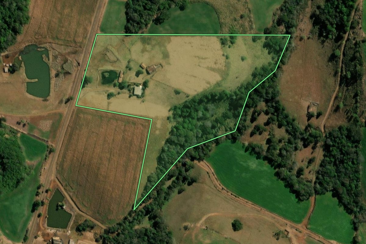 Imagem de satélite do imóvel rural em Coronel Vivida (PR), com o contorno declarado no CAR desenhado por cima.