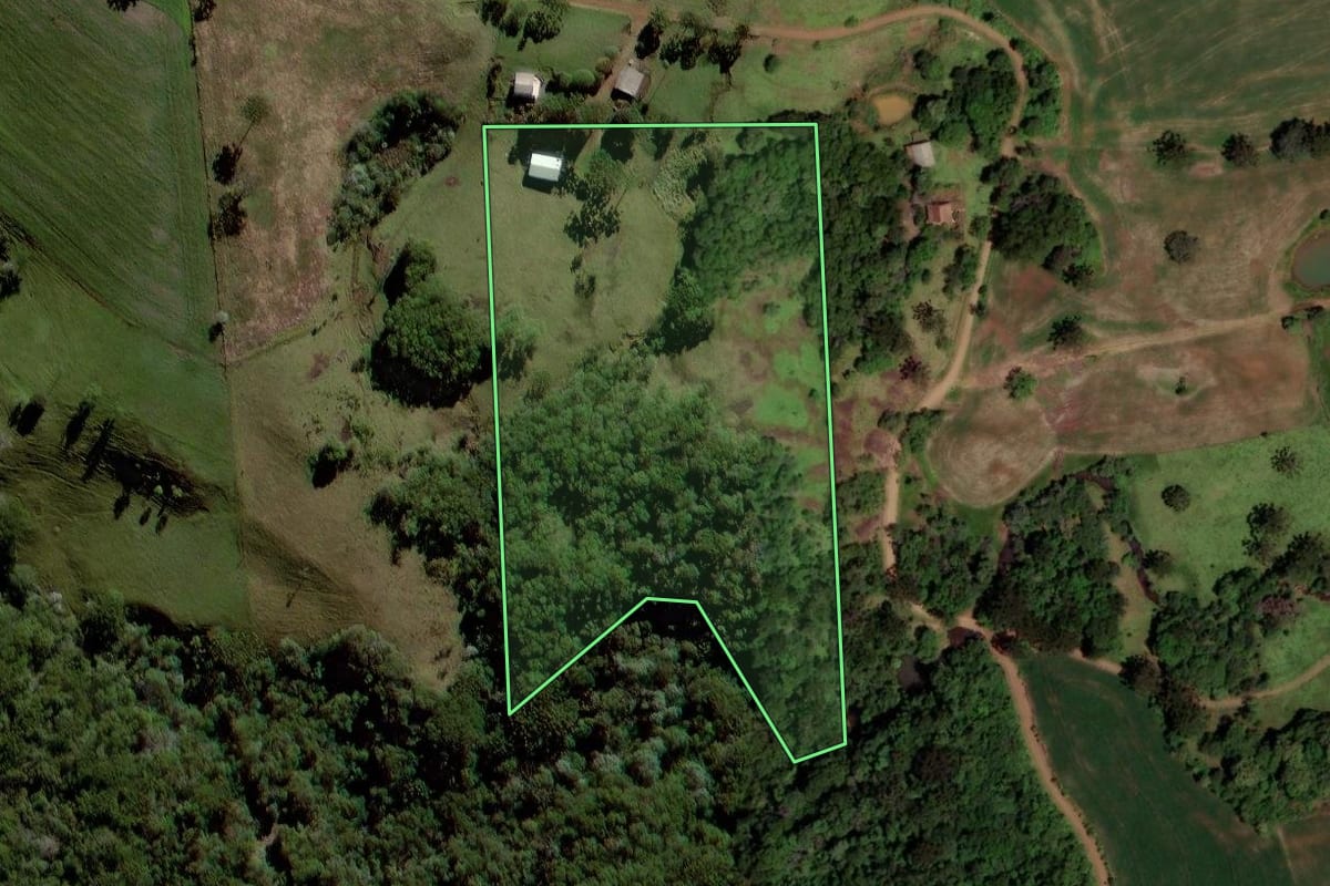 Imagem de satélite do imóvel rural em Coronel Vivida (PR), com o contorno declarado no CAR desenhado por cima.